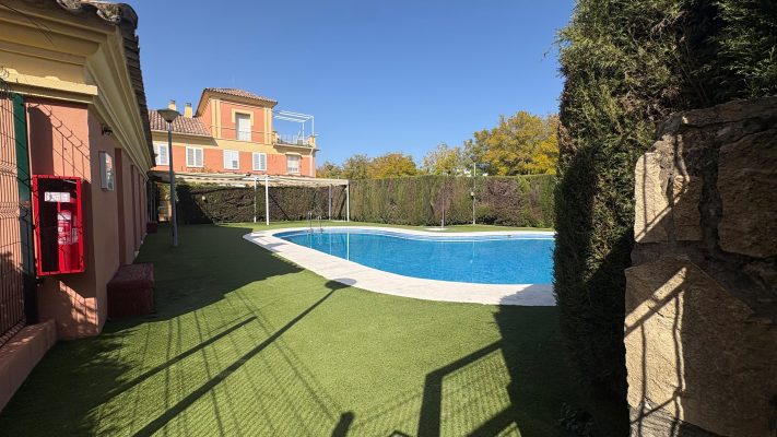 Chalet en alquiler en Tomares con piscina comunitaria y garaje fomentto inmobiliarias sevilla (18)